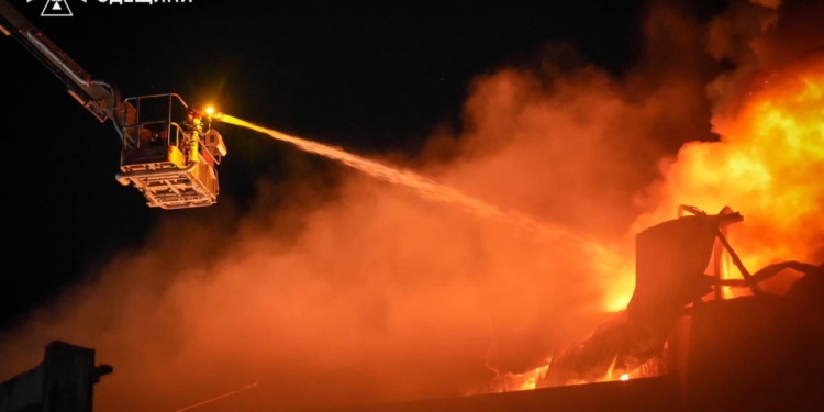 Тільки у квітні російські терористи застосували проти України понад 300 ракет, майже 300 дронів і більше 3200 керованих авіабомб, – Зеленський (ФОТО)