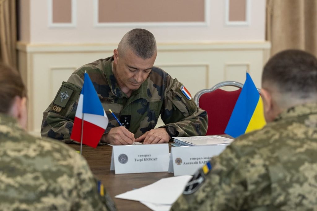 Придивляються. Делегація армії Франції здійснила офіційний візит в Україну (ФОТО) 11