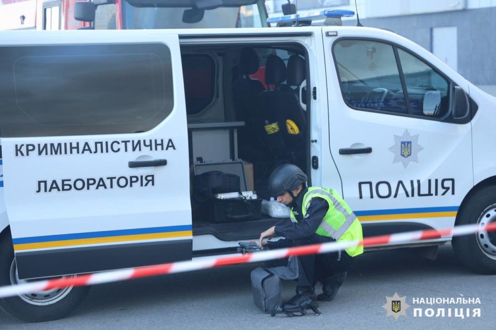 Кількість загиблих в атакованому вчора росіянами гіпермаркеті в Харкові знов збільшилась (ФОТО) 11