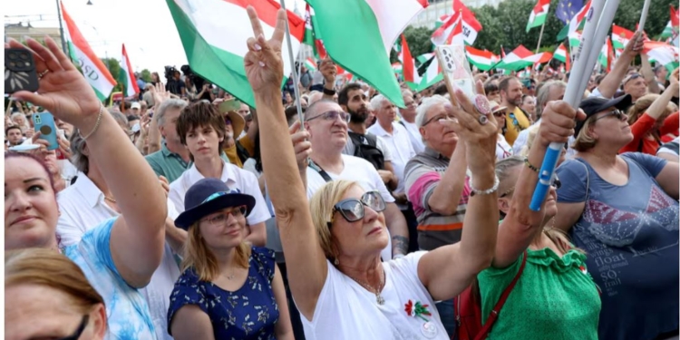 Угорці знову протестують проти Орбана – вже не в столиці (ФОТО)