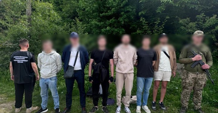 На Закарпатті затримали групу “мандрівників”, які заплатили за “турпохід” $48 000