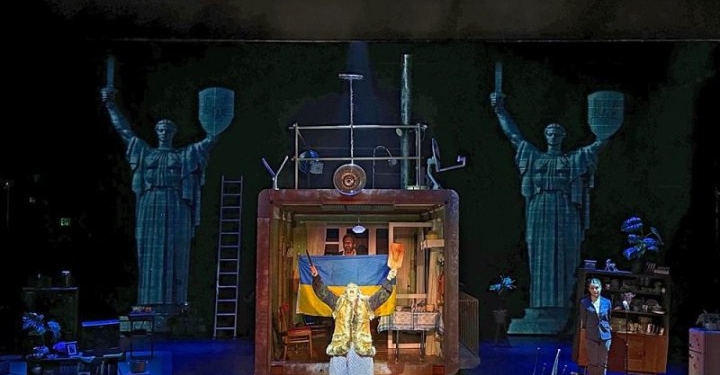 “Гаага” та “Моя мама і повномасштабне вторгнення”: дві вистави про війну в Україні отримали нагороди у США