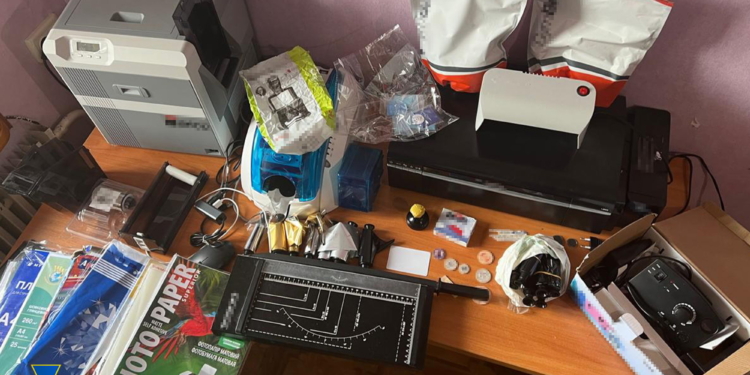 СБУ викрила мережу підпільних друкарень – ваяли підробні документи для легалізації в ЄС (ФОТО)