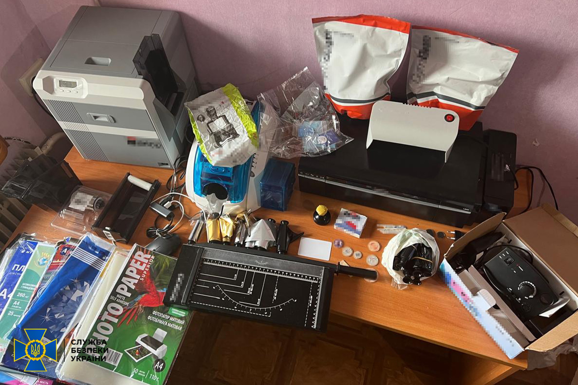 СБУ викрила мережу підпільних друкарень – ваяли підробні документи для легалізації в ЄС (ФОТО)