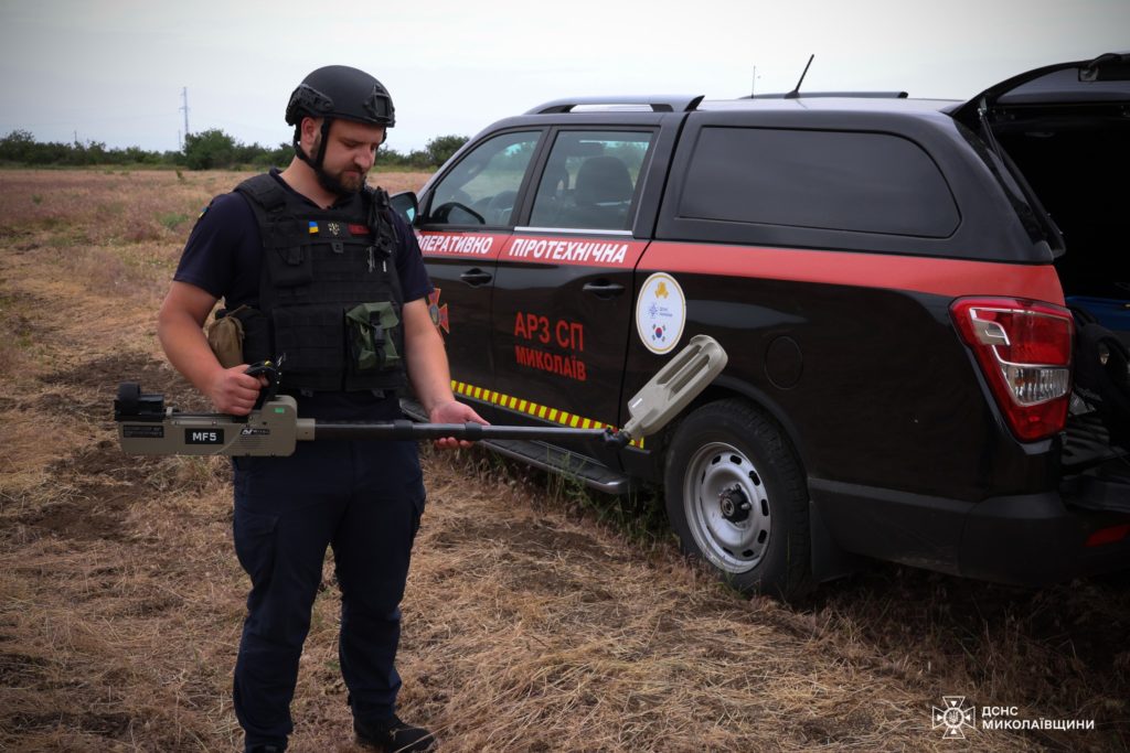 На Миколаївщині завдяки роботі машин механізованого розмінування вже очищено 166,3 га території (ФОТО, ВІДЕО) 18