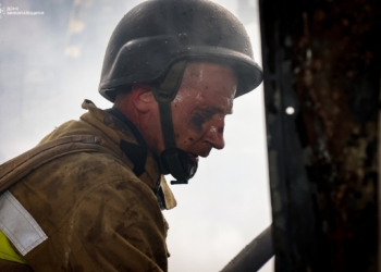 Наслідки ракетного удару по Миколаєву: вогнеборці ліквідували пожежу на місці «прильоту», відомо про 6 постраждалих (ФОТО)