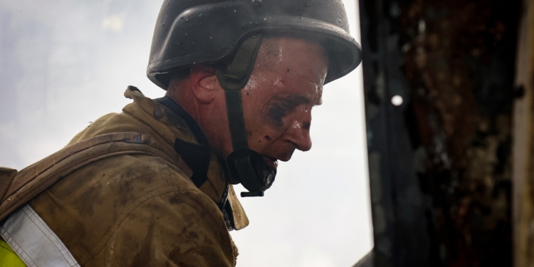 Наслідки ракетного удару по Миколаєву: вогнеборці ліквідували пожежу на місці «прильоту», відомо про 6 постраждалих (ФОТО)