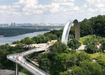 Голова Українського інституту пам’яті Дробович пропонує перетворити Арку дружби народів на веселку як символ ЛГБТ
