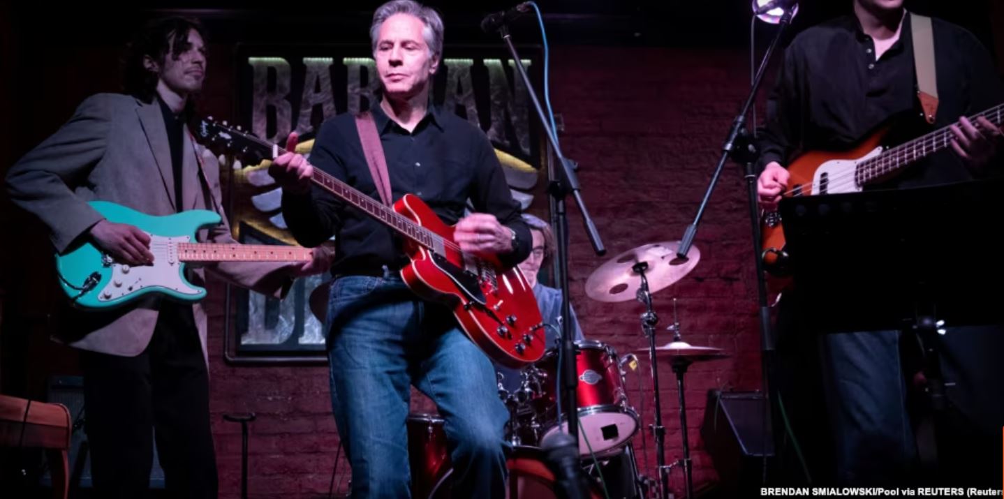 Блінкен зіграв на гітарі в одному з барів Києва (ВІДЕО)