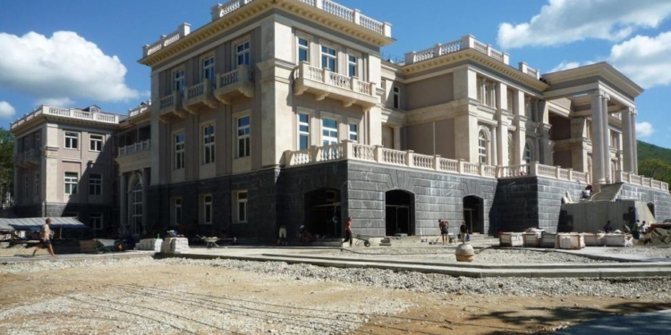 Команда Навального зробила “подарунок” Путіну до інаугурації – показала зсередини його палац в Геленджику за $13,5 млрд. (ВІДЕО)