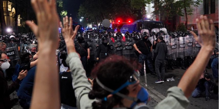 Гаряча ніч у Грузії – спецназ відступив (ФОТО, ВІДЕО)