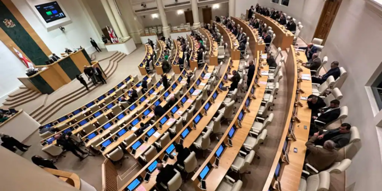 Парламент Грузії подолав вето президентки на скандальний закон про іноагентів – їх зустріли криками “Раби”