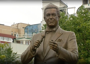 У Москві пам’ятник Кобзону рекламував наркомагазин – хтось підмінив QR-код (ФОТО)