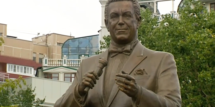 У Москві пам’ятник Кобзону рекламував наркомагазин – хтось підмінив QR-код (ФОТО)