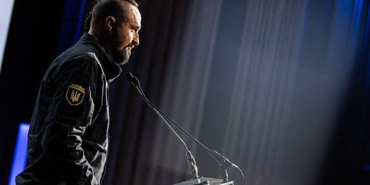 Виготовлення української зброї нарощується, але де взяти гроші? Є 3 джерела