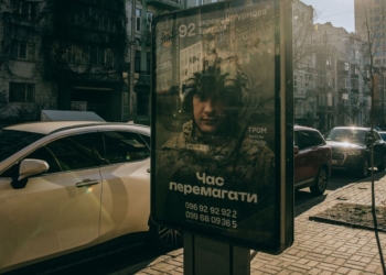 Зеленський беріг молодь від війни, середній вік бійців на фронті – 43-45 років, – Bloomberg