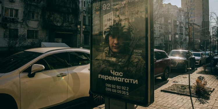 Зеленський беріг молодь від війни, середній вік бійців на фронті – 43-45 років, – Bloomberg