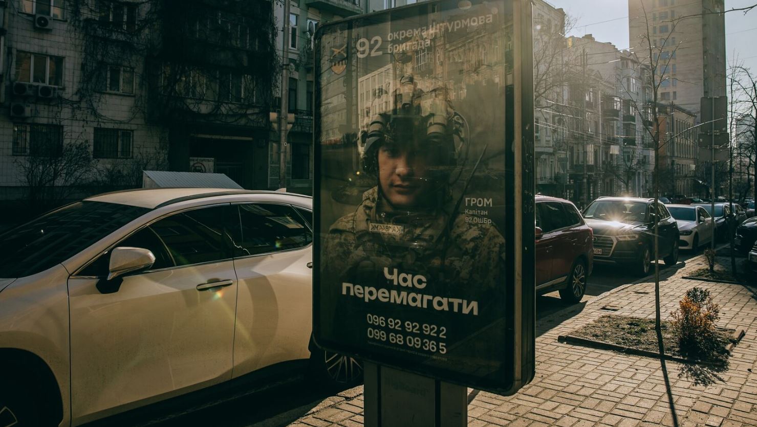 Зеленський беріг молодь від війни, середній вік бійців на фронті – 43-45 років, – Bloomberg