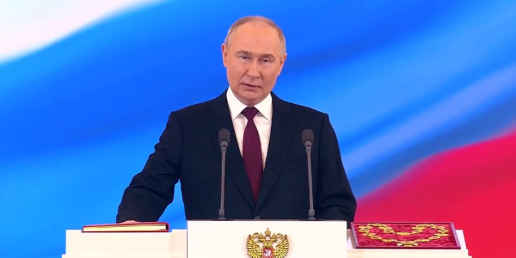 “Ты ли, чё ли”? В Кремлі пройшла п’ята інавгурація Путіна. Як він видозмінювався від строку до строку (ФОТО, ВІДЕО)