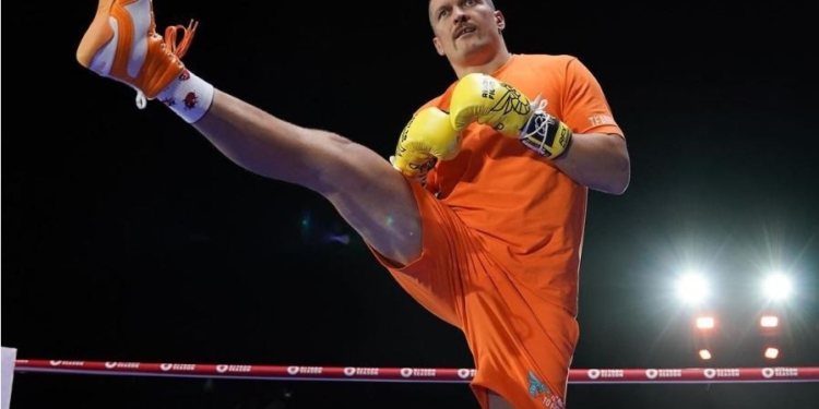 Найважчий у своїй кар’єрі Усик програв у зваженні Ф’юрі 13 кг, товстун знову хамив (ВІДЕО)