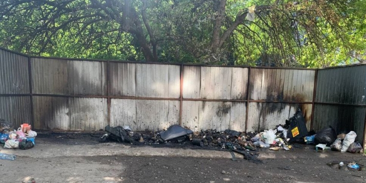 У Миколаєві вчергове спалили 4 сміттєвих контейнери – там же, де й два тижні тому (ФОТО)