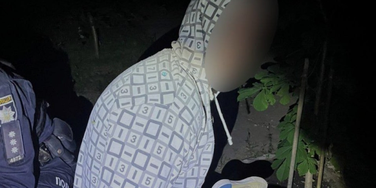 У Миколаєві патрульні затримали чоловіка «під кайфом», який погрожував своїм батькам та іншим людям ножами (ФОТО)