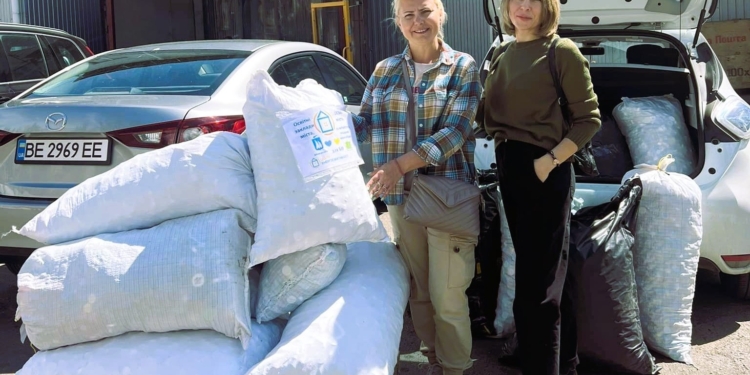 «Ворогам – кришка»: миколаївці зібрали 300 кг пластику для підтримки ЗСУ (ФОТО)