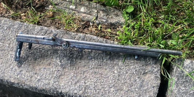 У Миколаєві патрульні затримали чоловіка з рушницею-саморобкою (ФОТО)