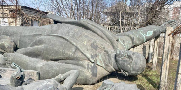 Аукціон відбудеться в липні: мерія Запоріжжя хоче отримати за пам’ятник Леніну мінімум 10 млн.грн. і віддати гроші ЗСУ