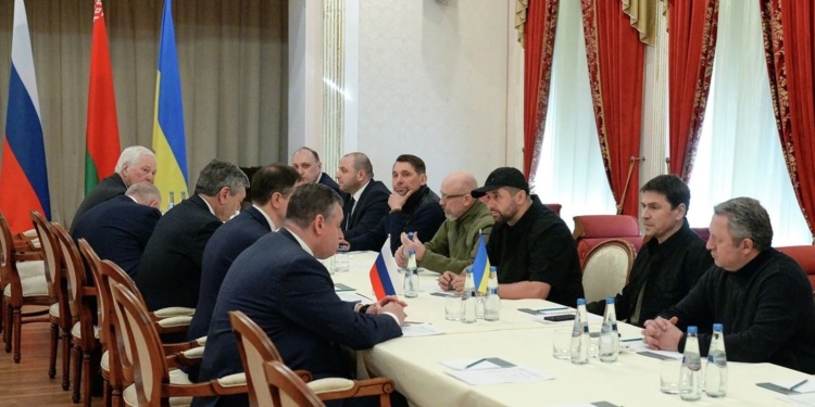 The New York Times показала проєкти українсько-російських договорів, які нібито обговорювалися у квітні 2022-го, але не були підписані