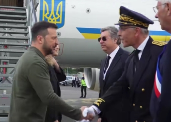 Зеленський прибув до Франції (ВІДЕО)