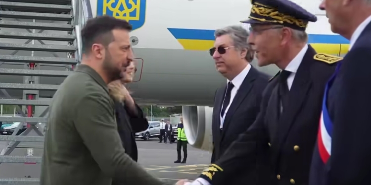 Зеленський прибув до Франції (ВІДЕО)
