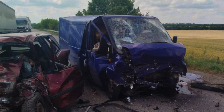 На Миколаївщині лоб в лоб зіткнулись легковик та мікроавтобус: одна людина загинула, ще четверо постраждали, зокрема двоє дітей (ФОТО)