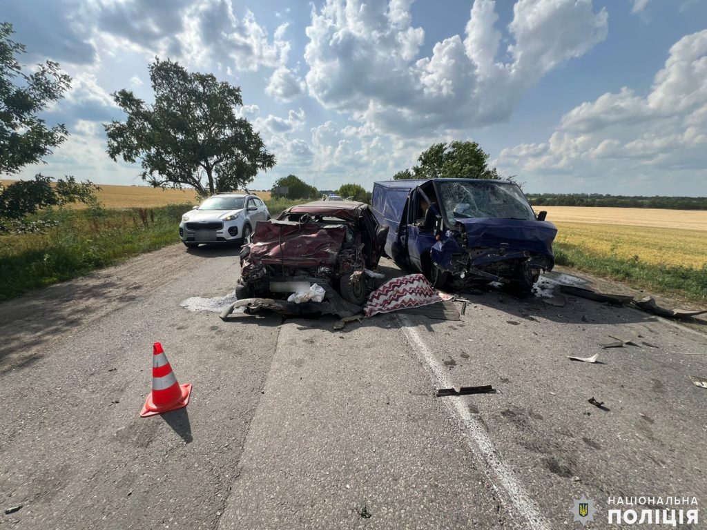 На Миколаївщині в ДТП загинув водій Opel Astra, 4 ушпиталені, серед них 2 - діти (ОТО) 2