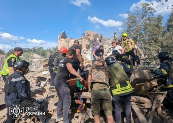 Наслідки російської ракетної атаки по Кривому Рогу: вже відомо про 8 загиблих, 21 людина, зокрема двоє дітей, поранена (ФОТО)