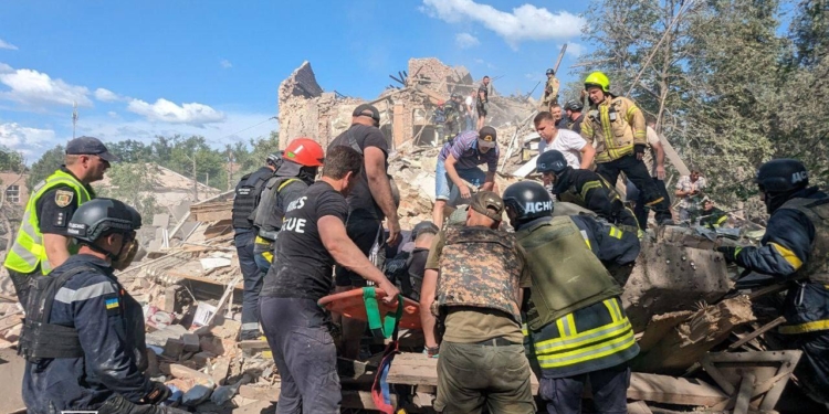 Наслідки російської ракетної атаки по Кривому Рогу: вже відомо про 8 загиблих, 21 людина, зокрема двоє дітей, поранена (ФОТО)