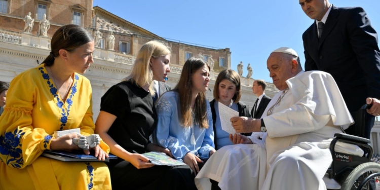 Папа зустрівся з рідними полонених захисників Маріуполя, яких не хоче міняти РФ (ФОТО)