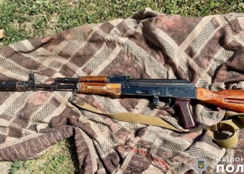 Автомат, граната та набої: на Миколаївщині поліцейські викрили чоловіка на незаконному зберіганні озброєння (ФОТО)