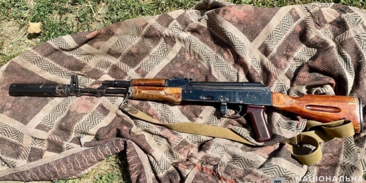 Автомат, граната та набої: на Миколаївщині поліцейські викрили чоловіка на незаконному зберіганні озброєння (ФОТО)