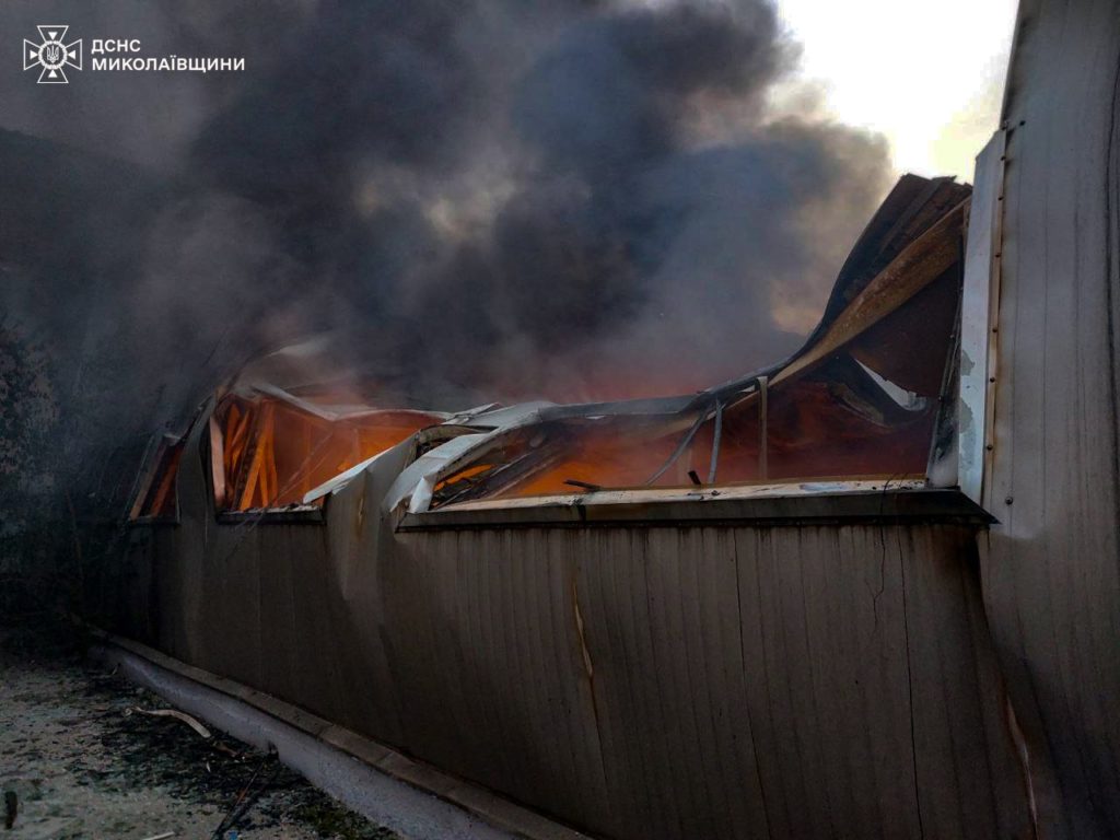 Уламки ворожого дрону спричинили пожежу складів на Миколаївщині (ФОТО, ВІДЕО) 2