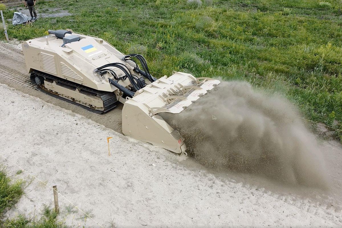 Зібрана та частково локалізована в Україні важка машина для розмінування DOK-ING MV-10 пройшла випробування на полігоні