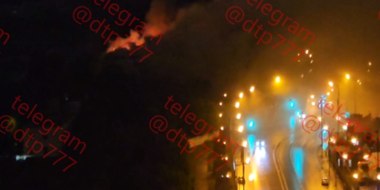 На це можна дивитись безкінечно: у москві горить конструкторське бюро «Сухого» (ВІДЕО)