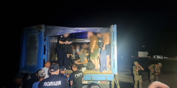 Замість зерна. На Одещині прикордонники в причепі виявили 41 ухилянта (ФОТО, ВІДЕО)