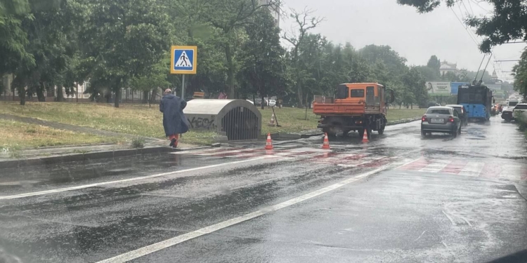 Миколаїв залило дощем: «ЕЛУ автодоріг» чистить зливостоки та знаходить автомобільні номери (ФОТО)