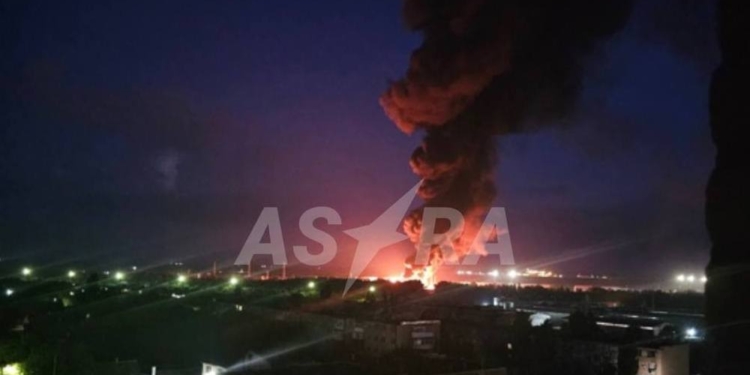 В Азові Ростовської області після вибухів горить нафтобаза (ВІДЕО)
