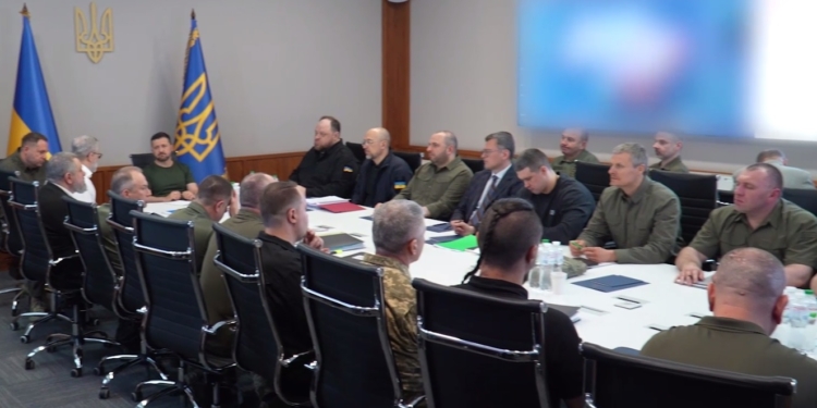 Відновлення енергетики та спрощення для побутових споживачів встановлення сонячних панелей та акумуляторів: Зеленський провів Ставку (ВІДЕО)