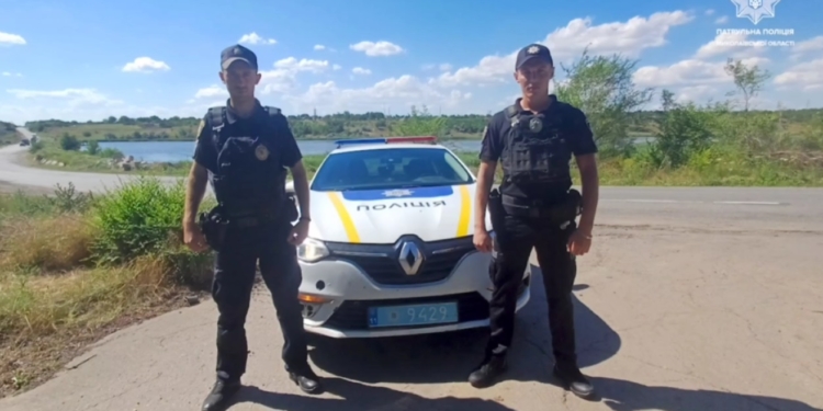 На Миколаївщині патрульні врятували жінку, яка ледь не потонула (ВІДЕО)