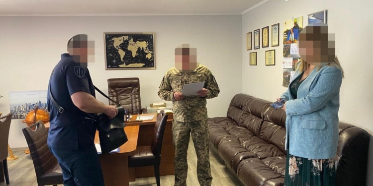 У Миколаєві ДБР викрило військового посадовця, який вкрав понад 10 млн грн на закупівлях деревини для потреб оборони (ФОТО)