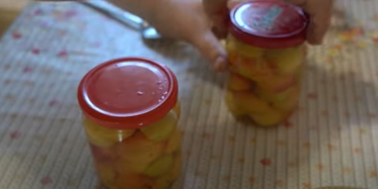 Абрикоси на зиму половинками, без стерилізації (ВІДЕО)