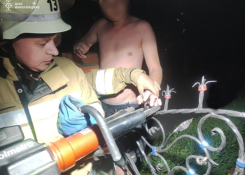 Хотів перелізти через паркан і «наколов» себе на залізний елемент: чоловіка визволяли рятувальники Миколаївщини (ФОТО)